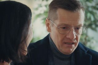 M jak miłość, odcinek 1885: Piotrek nie wybaczy sobie, że nie zauważył, co grozi Kindze! Atak Hoffmana położy się cieniem na Zduńskich - ZDJĘCIA