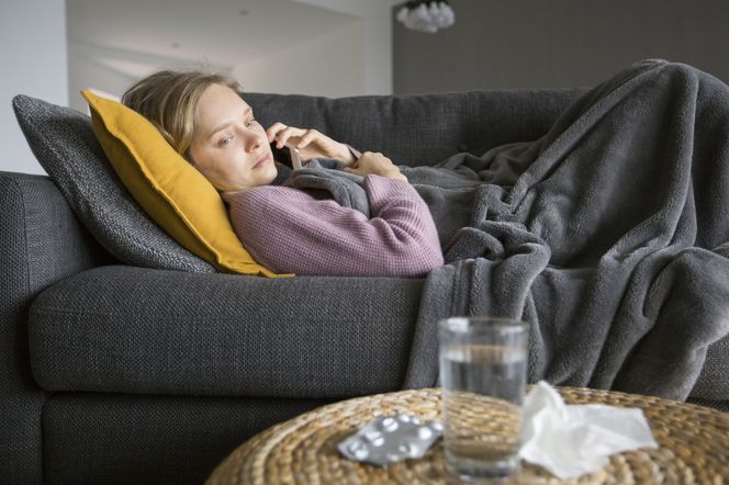 Chora kobieta dzwoni przez telefon