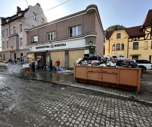 Mieszkańcy Kłodzka i Stronia Śląskiego rozpoczęli wielkie sprzątanie. Chcą zwalczyć skutki powodzi