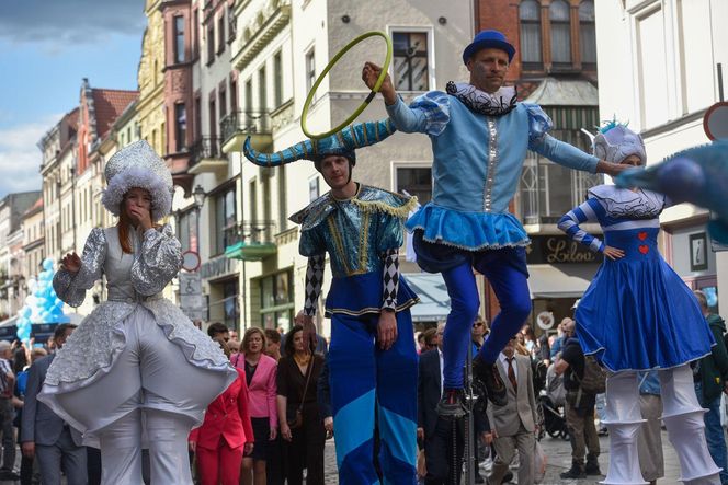 Kolorowa parada na otwarcie Dni Torunia. Przeszła przez serce toruńskiej starówki