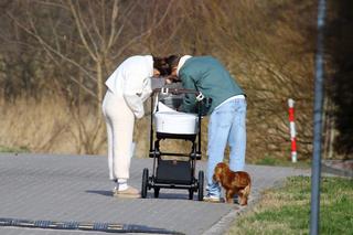 Jakub Rzeźniczak z rodziną na spacerze