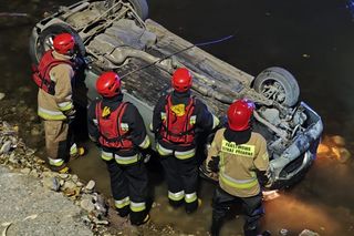 Krosnowice. 29-latek nie zauważył, że powódź porwała most. Wjechał autem do rzeki Biała Lądecka [ZDJĘCIA]