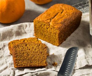 Zamiast bananowego piekę dyniowy. Ten słodki chlebek na jogurcie to jesienny hit 