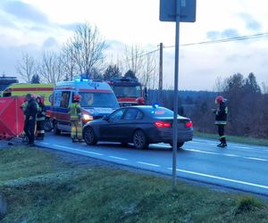 Śmiertelny wypadek na DK42 w Parszowie. Kierowca tira potrącił 14-latkę na przejściu [ZDJĘCIA].