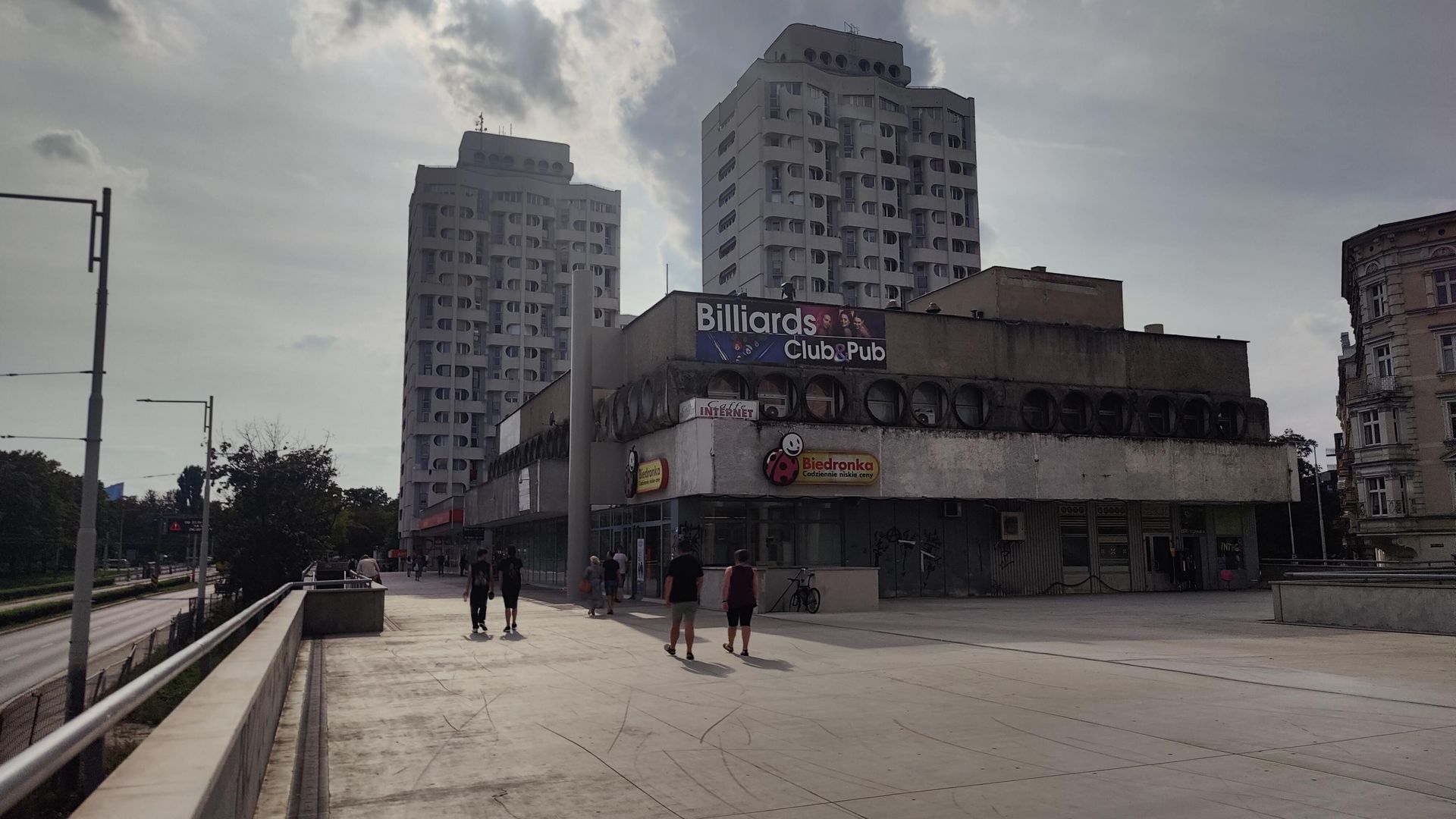 Remont esplanady przy Sedesowcach we Wrocławiu