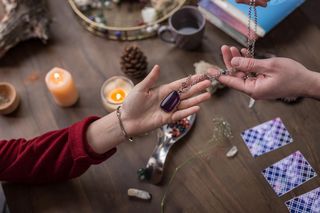 Amulety ochronne i przynoszące szczęście według daty urodzenia. Sprawdź, co pomoże Ci w trudnych chwilach i zapewni uśmiech fortuny