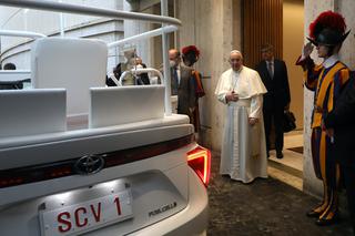 Takiego samochodu nie miał jeszcze żaden papież! Franciszek dostał auto na wodór - ZDJĘCIA