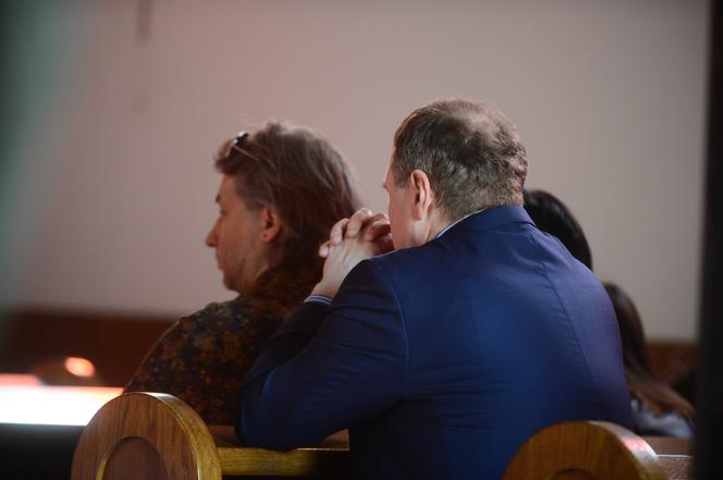 Jacek Kurski z rodziną święci pokarmy w kościele