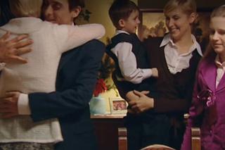 M jak miłość świąteczny odcinek specjalny. Wigilia Mostowiaków. Marek (Kacper Kuszewski), Hanka (Małgorzata Kożuchowska), Mateusz (Krystian Domagała), Natalka (Marcjanna Lelek)