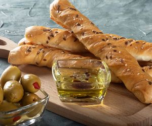 Paluchy z ciasta pizzowego:  przepis na domowe grissini za grosze