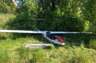 Awaryjne lądowanie szybowca w Białymstoku. Pilot zabrany do szpitala