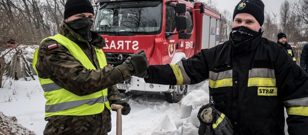 Płock. ALARM POWODZIOWY na Wiśle! Rzeka zalała DK nr 62! Na miejscu strażacy [ZDJĘCIA, RELACJA]