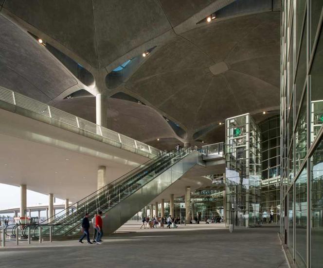 Hala główna terminalu lotniska w Ammanie