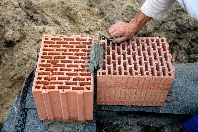 Łączenie pustaków ceramicznych na narożnikach