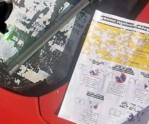 Ulotkowa akcja informacyjna Katowic. Broszury rozmokły i zostawiły ślad farby na szybach mieszkańców