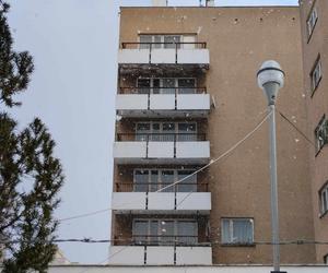 Rosjanie okupują te budynki w Warszawie. Są ogrodzone wysokimi murami i naszpikowane kamerami