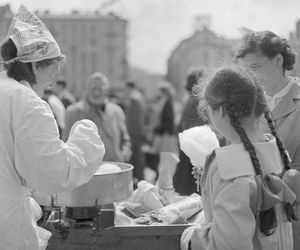 Fast food w PRL: bułka z pieczarkami i kiełbaska z wody