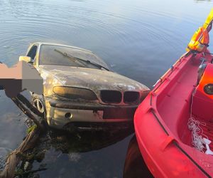 Auto w jeziorze Lednickim