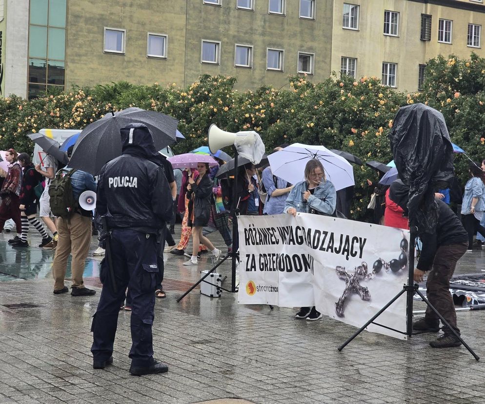 Wystartował Wrocławski Marsz Równości. Na trasie pojawili się przeciwnicy 