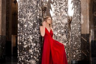 Sukienka na bal studniówkowy 2023. Jaką wybrać? Fason, kolor, dodatki