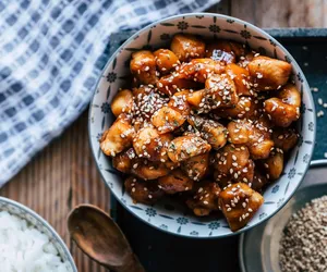 Chrupiące kąski schabowe. Dodaj je do sałatki lub podaj z ulubionym sosem