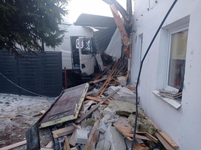 Sochocin. Fatalny wypadek ciężarówki! Zjechała z drogi i uderzyła w dom