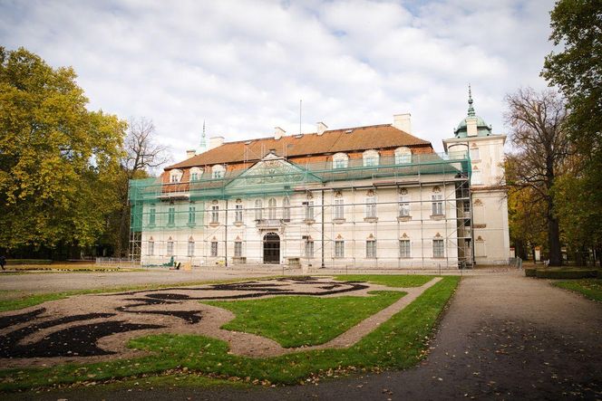 Wersal województwa łódzkiego. W tej barokowej rezydencji kręcono Akademię Pana Kleksa