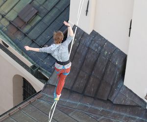 Spacerują po linach nad głowami przechodniów. Trwa Urban Highline Festival