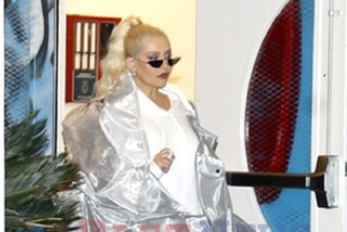 Owinięta w sreberko Christina Aguilera wróciła z kosmosu. I jeszcze te kozaczki...