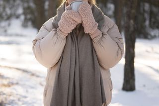 Najmodniejsze dodatki na jesień, które odmienią każdą stylizację