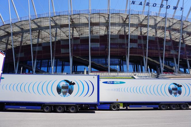 Na stadionie trwają prace nad konstrukcją sceny, na której wystąpi Taylor Swift