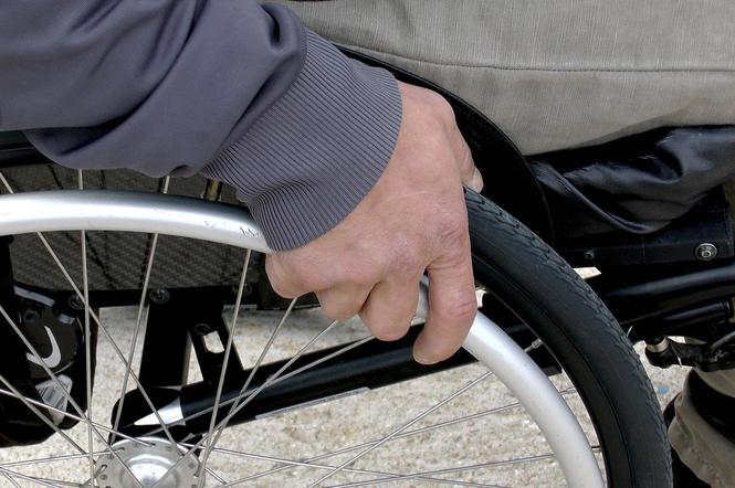 Zahaczył zderzakiem o wózek inwalidzki. Wciągnął niepełnosprawnego do rowu!