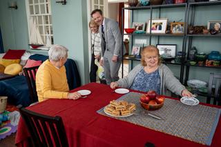 Barwy szczęścia, odcinek 2717. Bożena (Marieta Żukowska), Bruno (Lesław Żurek), Amelia (Stanisława Celińska), Tomasz (Kazimierz Mazur)