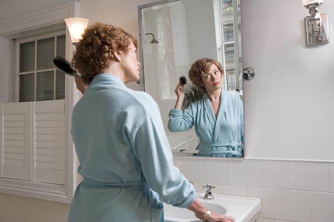 Jak często po menopauzie kobietom wypadają włosy? Przedstawiono wyniki najnowszych badań 