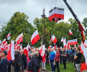 Pod Sejmem gromadzą się ludzie w oczekiwaniu na zaprzysiężenie Karola Nawrockiego 6.08.2025