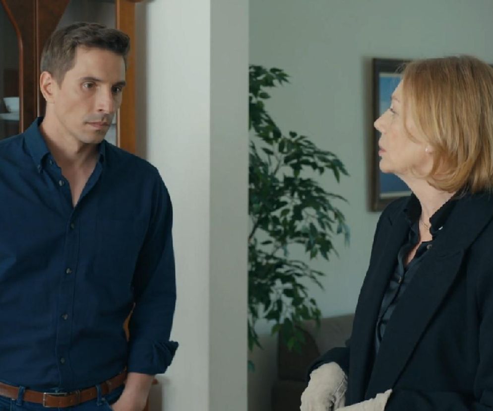 Tomasz (Jakub Sokołowski) w granatowej koszuli, patrzący na Wandę (Maja Barełkowska), która ma na sobie czarną marynarkę i jasne rękawiczki. Aktorzy serialu Barwy szczęścia, o którym więcej przeczytasz na portalu Super Seriale.