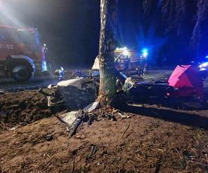 Koszmarny wypadek w gminie Raciąż. Nie żyje młody chłopak. Jego osobówka wyleciała z drogi i gruchnęła w drzewo