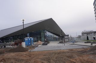 Budowa dworca kolejowego w Olsztynie. Odsłonięto już skwer przed budynkiem