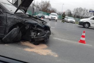 Groźne wypadki w Krakowie. Zderzenie samochodów na Tischnera i potrącenie pieszej przez tramwaj [ZDJĘCIA]