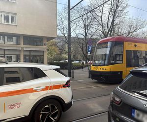 Paraliż w centrum Warszawy. Kierowca BWM zaparkował na torach. Wszystko stanęło!