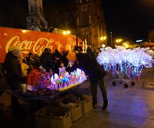 Ciężarówka Coca-cola w Białymstoku! Świąteczna atrakcja przyciągnęła tłumy mieszkańców na Rynek Kościuszki