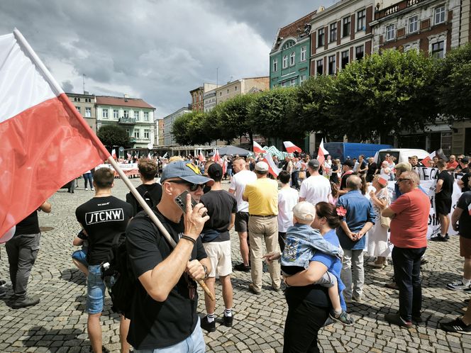 Manifestacja pod hasłem "Sto nielegalnej imigracji" w Lesznie
