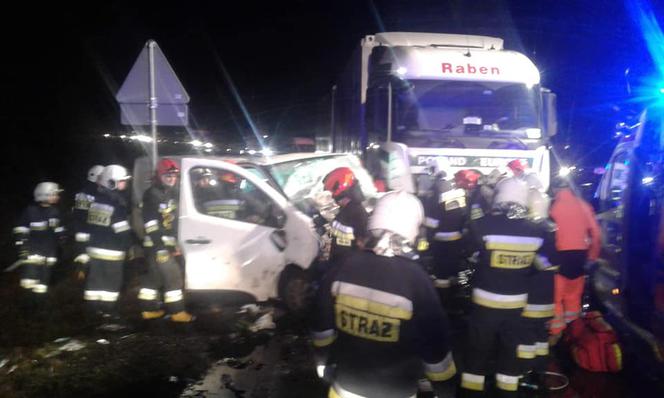 Zderzenie samochodu ciężarowego z dostawczakiem w Makowiskach! Dwie osoby trafiły do szpitala [ZDJĘCIA]