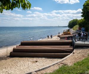 Rozpoczął się kolejny etap poszerzania plaży w gdyńskim Orłowie. Prace mogą potrwać nawet do końca stycznia 