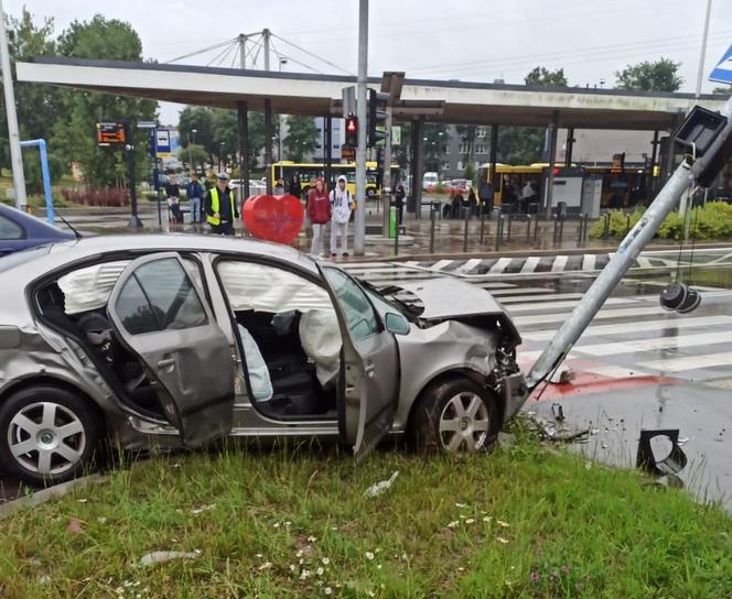 Piekary Śląskie: Wypadek policyjnego radiowozu. Dwóch policjantów trafiło do szpitala 