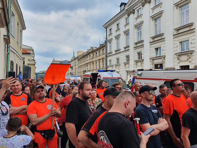 PROTEST ratowników medycznych w Warszawie 30.06.2021. Co się dzieje? Dlaczego strajkują?