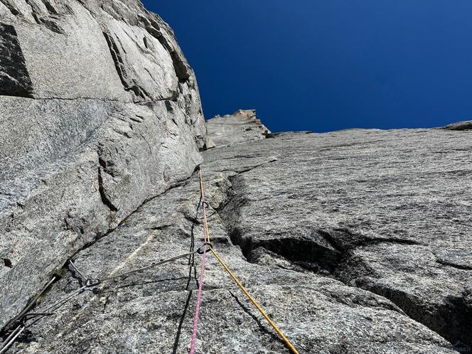 Andrzej Ficek, Roman Forysiak i Szymon Podosek z Klubu Wysokogórskiego w Bielsku-Białej, pokonali klasyczną drogę na szczyt Petit Dru w masywie Mont Blanc