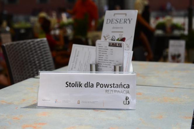 Stolik dla powstańca