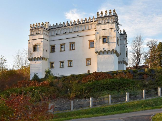 To najsławniejsza wieś w Małopolsce. Legenda głosi, że w miejscowym dworze zamieszkały diabły