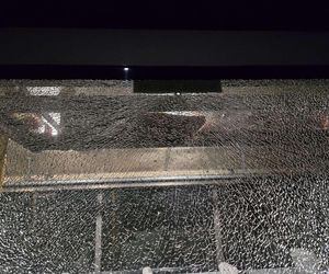 Strzały do autobusu w Jeleniej Górze. W pojeździe byli pasażerowie. Policja sprawdza, czy użyto broni śrutowej [GALERIA]